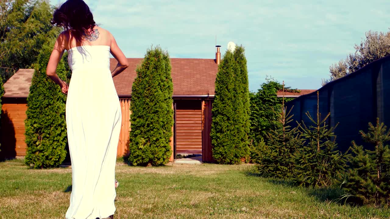 가족, 엄마와 아들이 즐거운 소용돌이, 가족은 야외에서 주말을 보내고, 아기는 기게 웃고 엄마와 함께 놀고, 엄마는 어린 아들을 둘러싸고