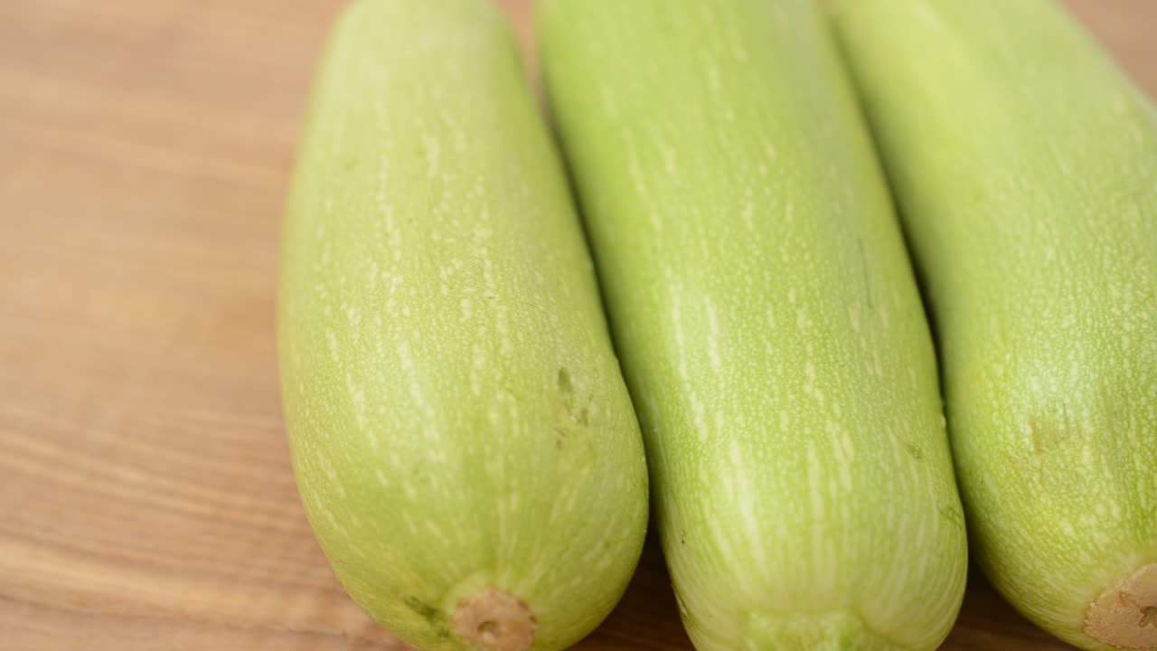 Zucchine su un tagliere. Riprese in movimento