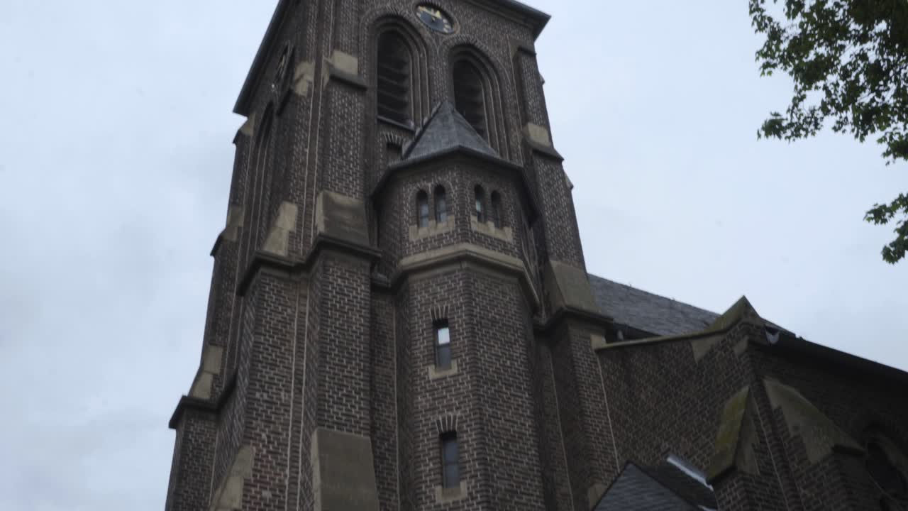 кадры церкви в германии