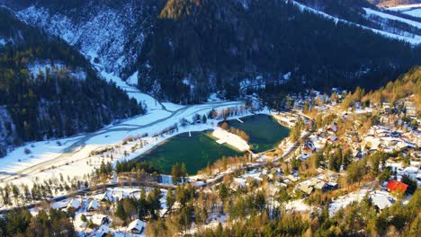 imágenes aéreas de drones 4k del lago jasna, eslovenia en invierno