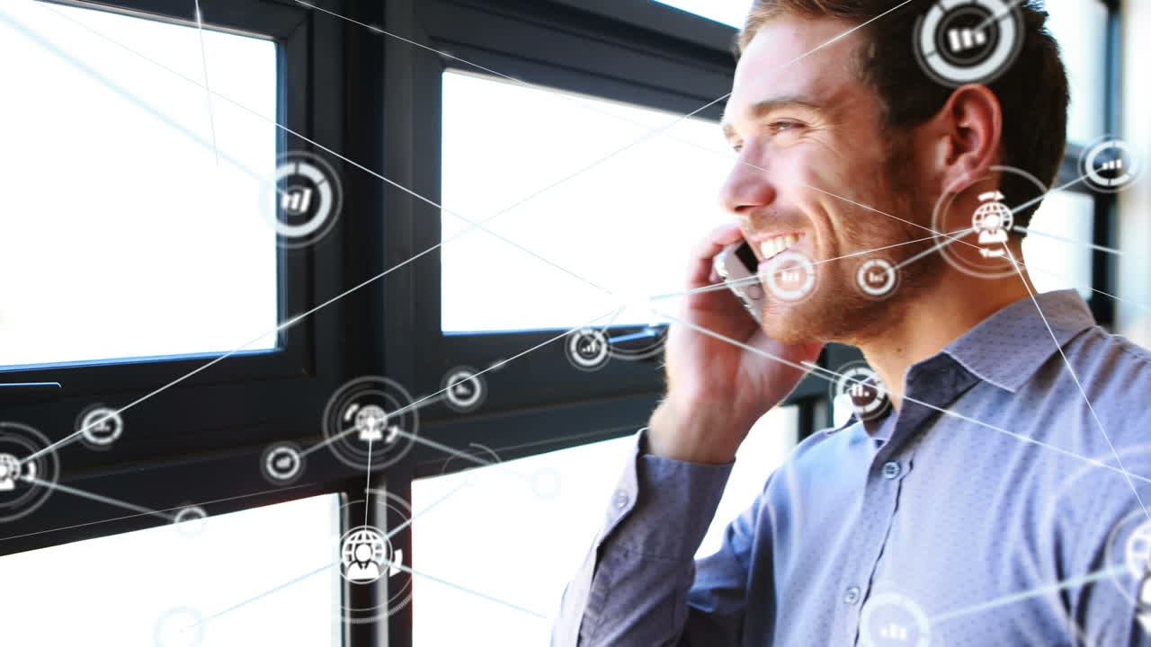animación de la red de conexiones a través de un feliz empresario caucásico que usa un teléfono inteligente