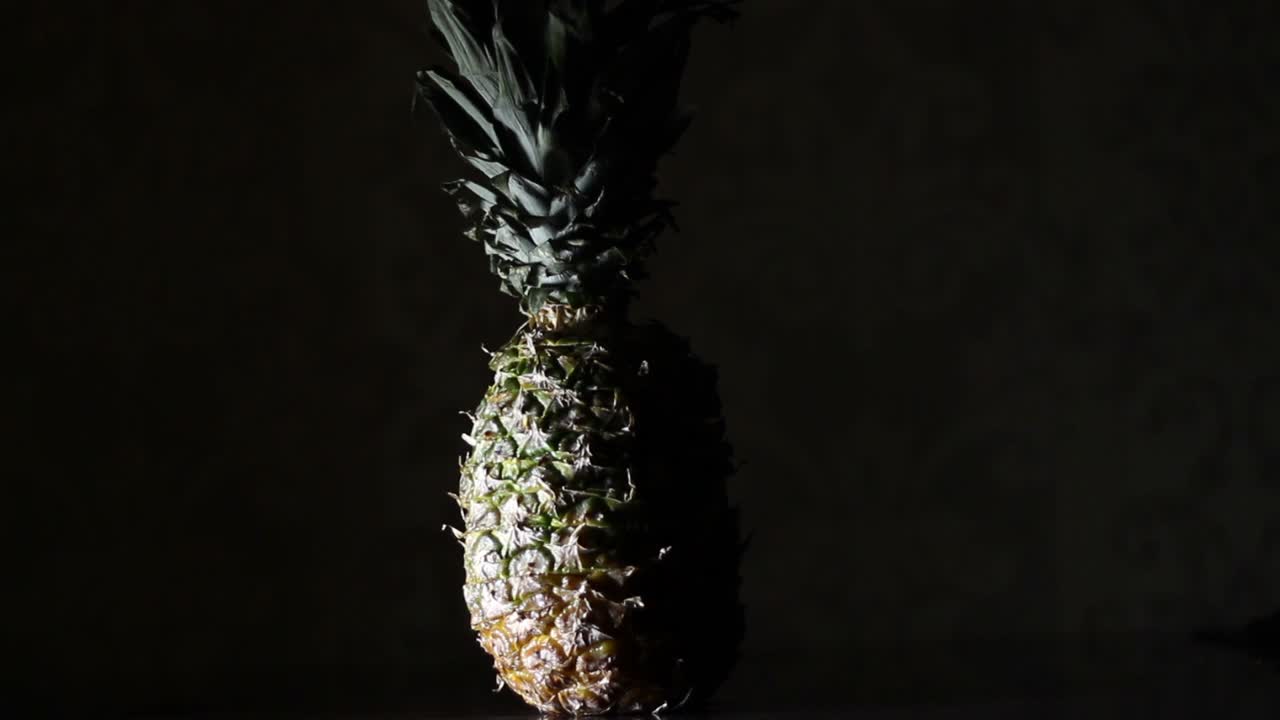 건물 파인애플, 어둠 속에서 ananas. 시간 경과