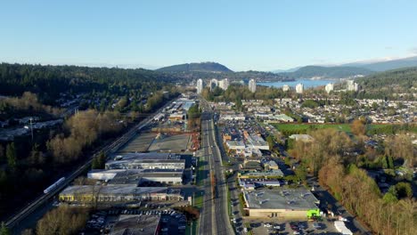 vista aérea de la autopista 7a de la columbia británica en la frontera de port moody y coquitlam en canadá