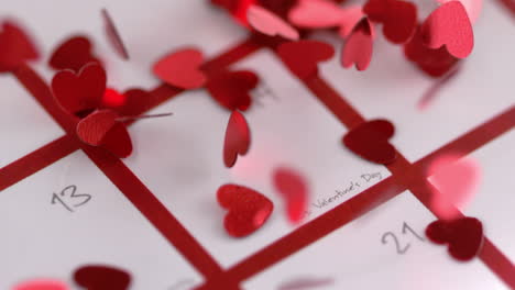 confeti de corazón rojo cayendo en el calendario