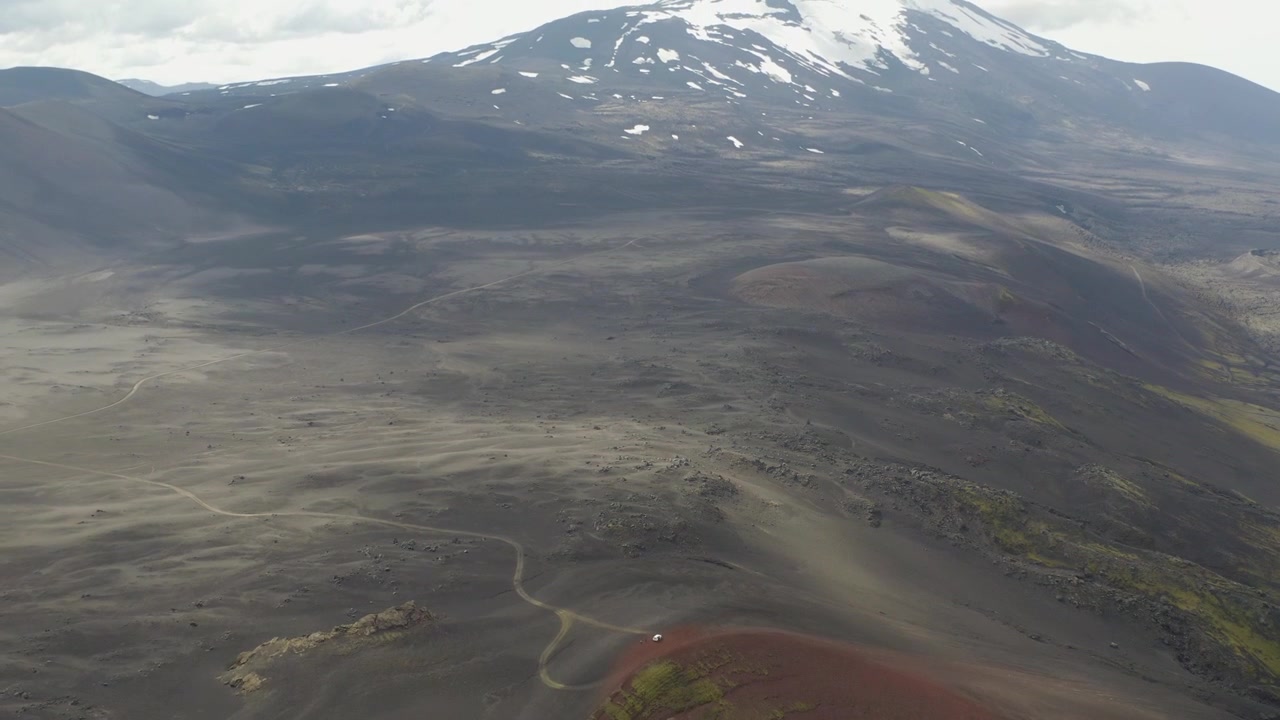 Ripresa aerea in tilt-up che mostra il cratere rosso e il vulcano Hekla negli altopiani islandesi