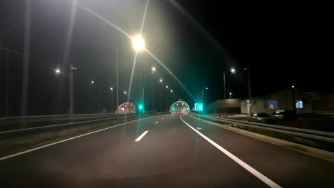 Nachtfahrt-Auf-Der-Beleuchteten-Autobahn-Und-Einfahrt-In-Die-Tunne