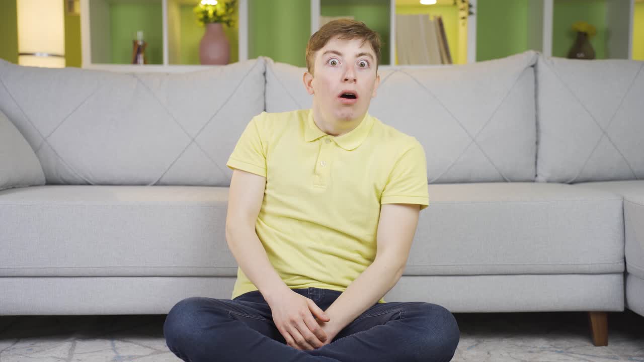 그 청년은 피곤하고 잠을 못 잔다.