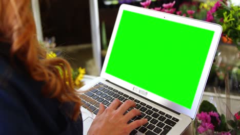 Female-florist-using-laptop