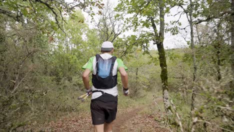 siguiente toma de un corredor corriendo por la ruta del festival de los templarios