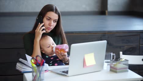 arbeitende mutter, die mehrere aufgaben erledigt