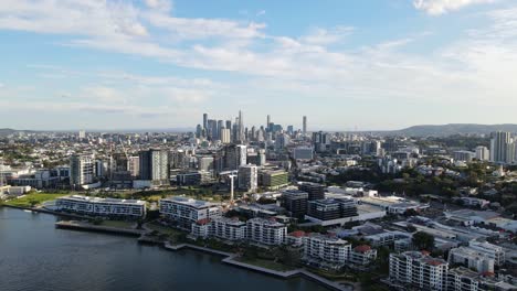 브리즈번, qld, 호주의 브리즈번 강둑에 있는 해안가 아파트 건물