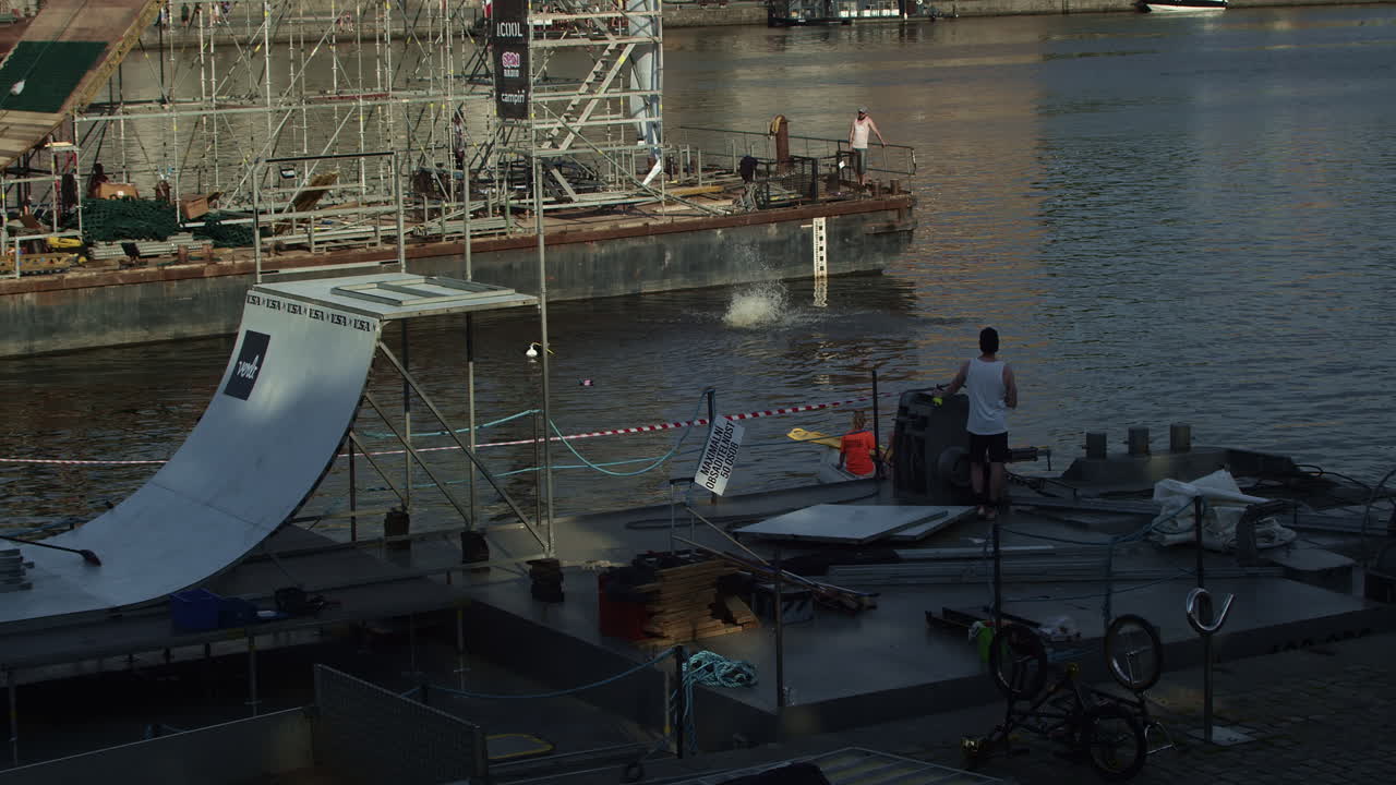 спортсмен, ныряющий с экстремальной платформы в пражскую влтаву