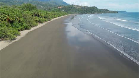 Volando-Sobre-La-Playa-Mojada-Durante-La-Marea-Baja-En-Costa-Rica