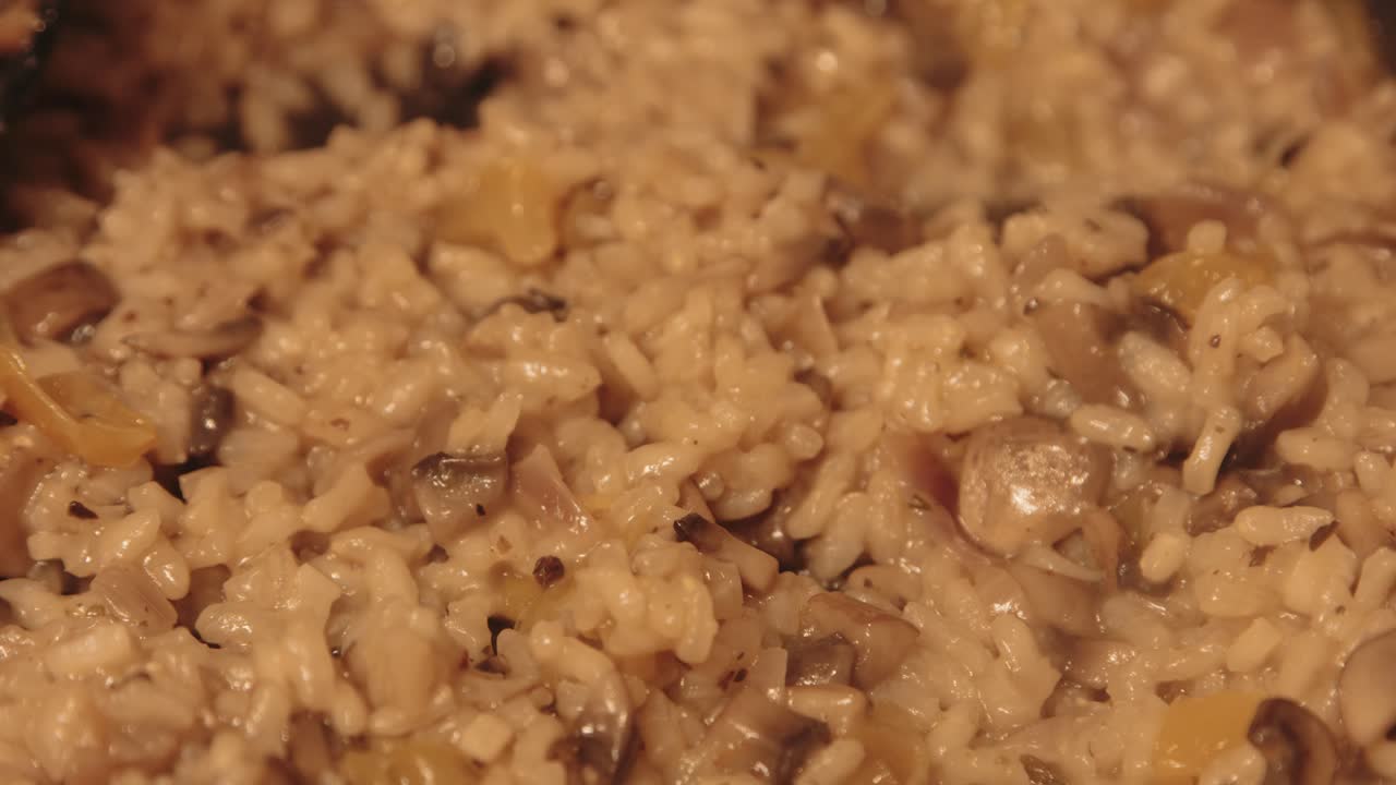 risotto de hongos de castaño recién cocinado al vapor