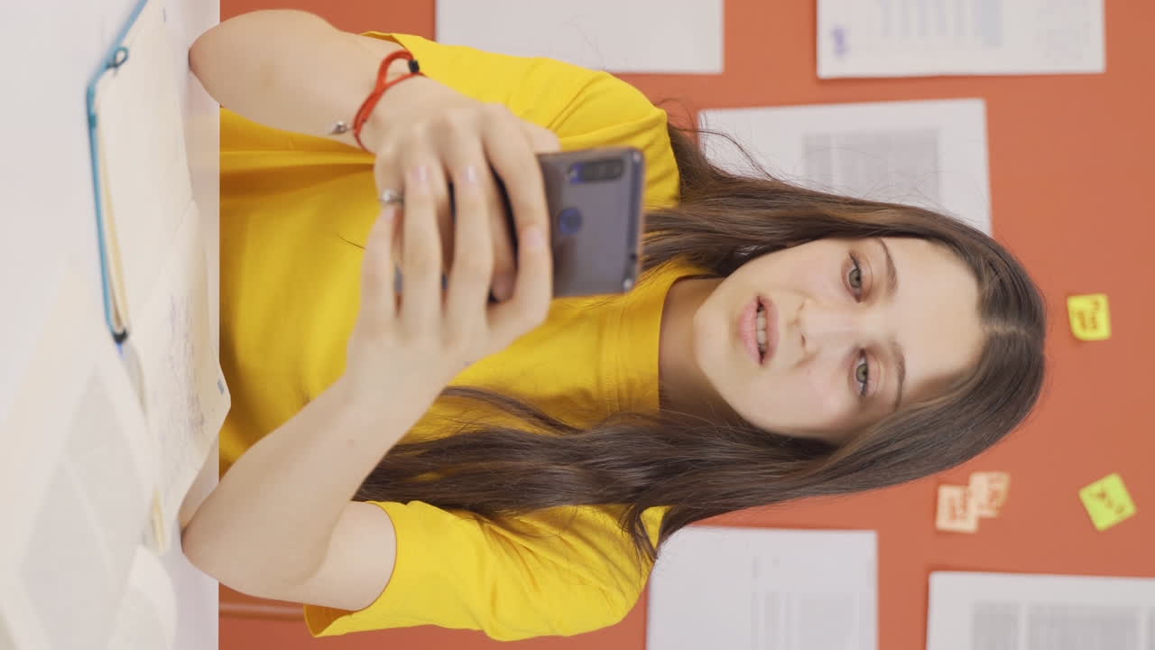 vídeo vertical de una niña fracasada y triste en casa.