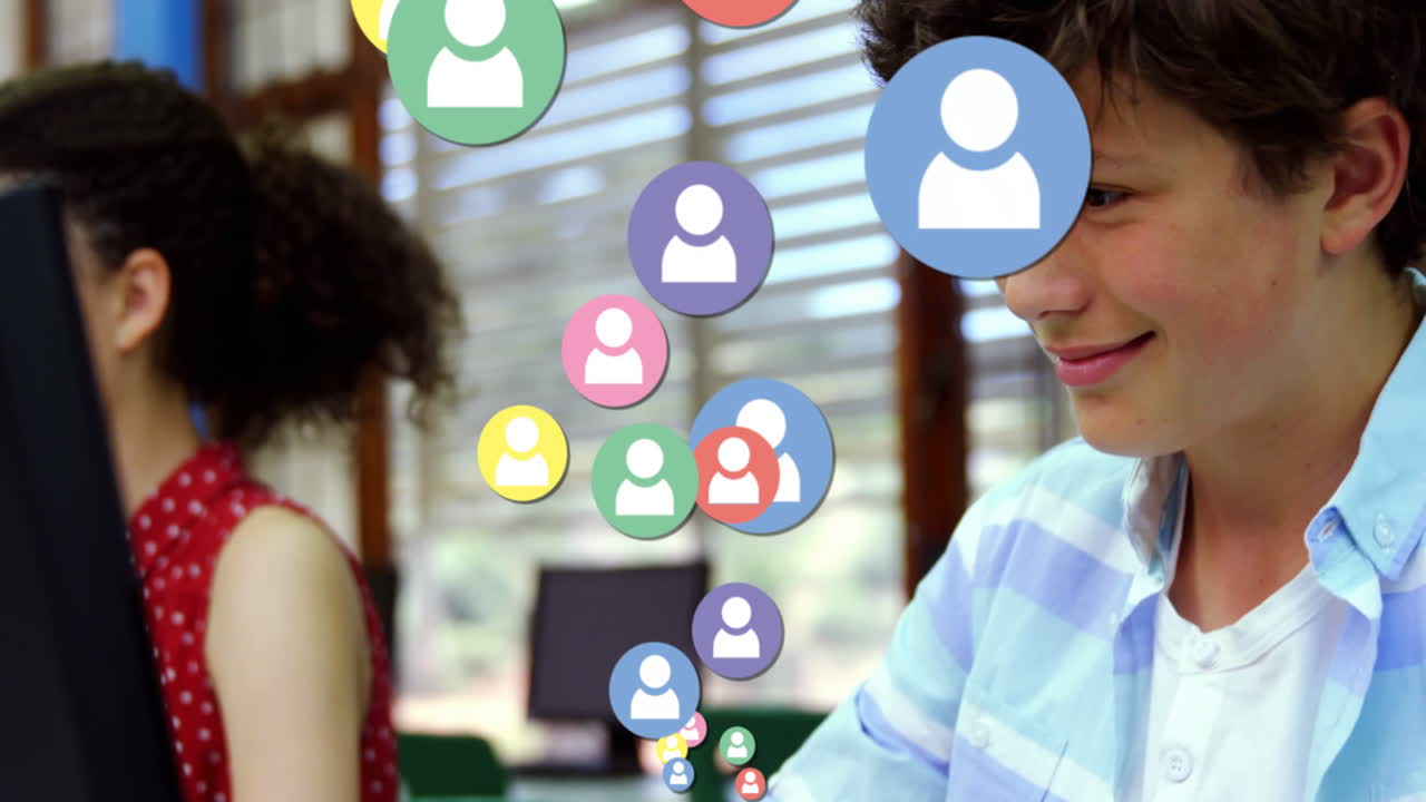 múltiples iconos de perfil flotando contra el estudiante masculino usando la computadora