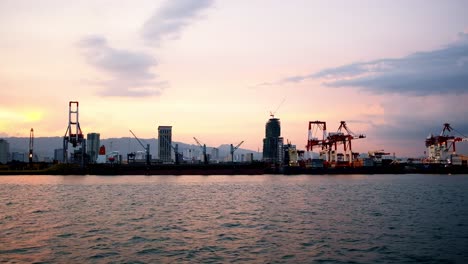 acercándose al puerto marítimo internacional de la ciudad de cebú al atardecer