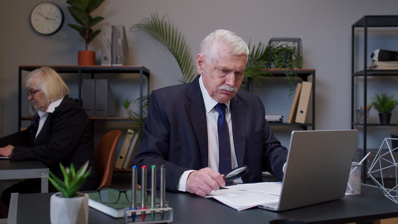 uomo contabile d'affari che controlla la corrispondenza cartacea in ufficio, scioccato sorpreso, eccitato