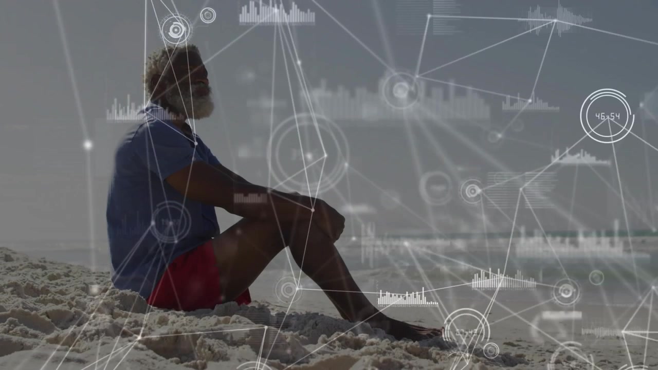 Senhor sentado na praia, câmera se aproximando e nós de HUD começando a crescer sobre o corpo, analisando tecnologia