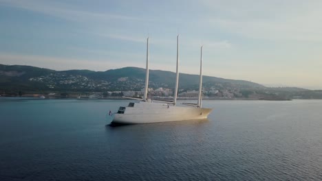 Asombrosas-Imágenes-De-Drones-De-4k-Del-Yate-De-Vela-Más-Grande-Del-Mundo-Mientras-Sale-El-Sol-En-Mallorca,-Islas-Baleares,-Mar-Mediterráneo---Estilo-De-Vida-De-Los-Ricos