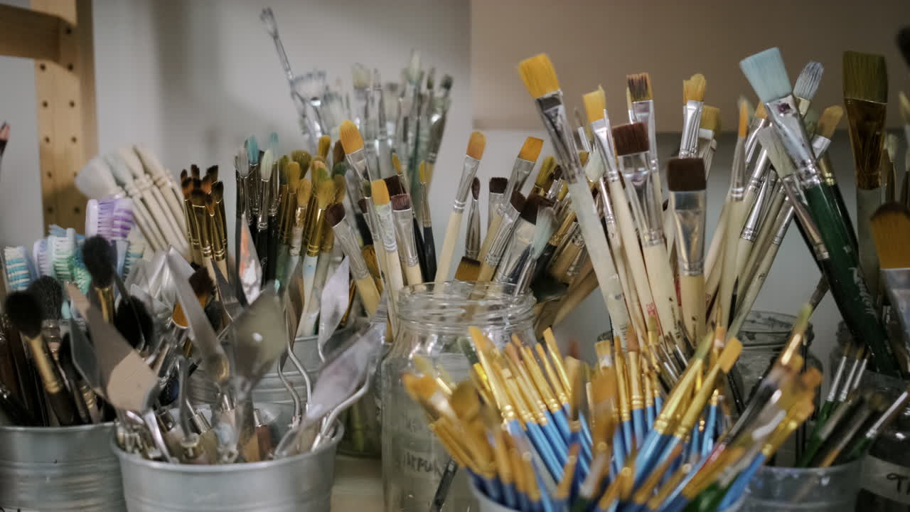 variedad de suministros de arte