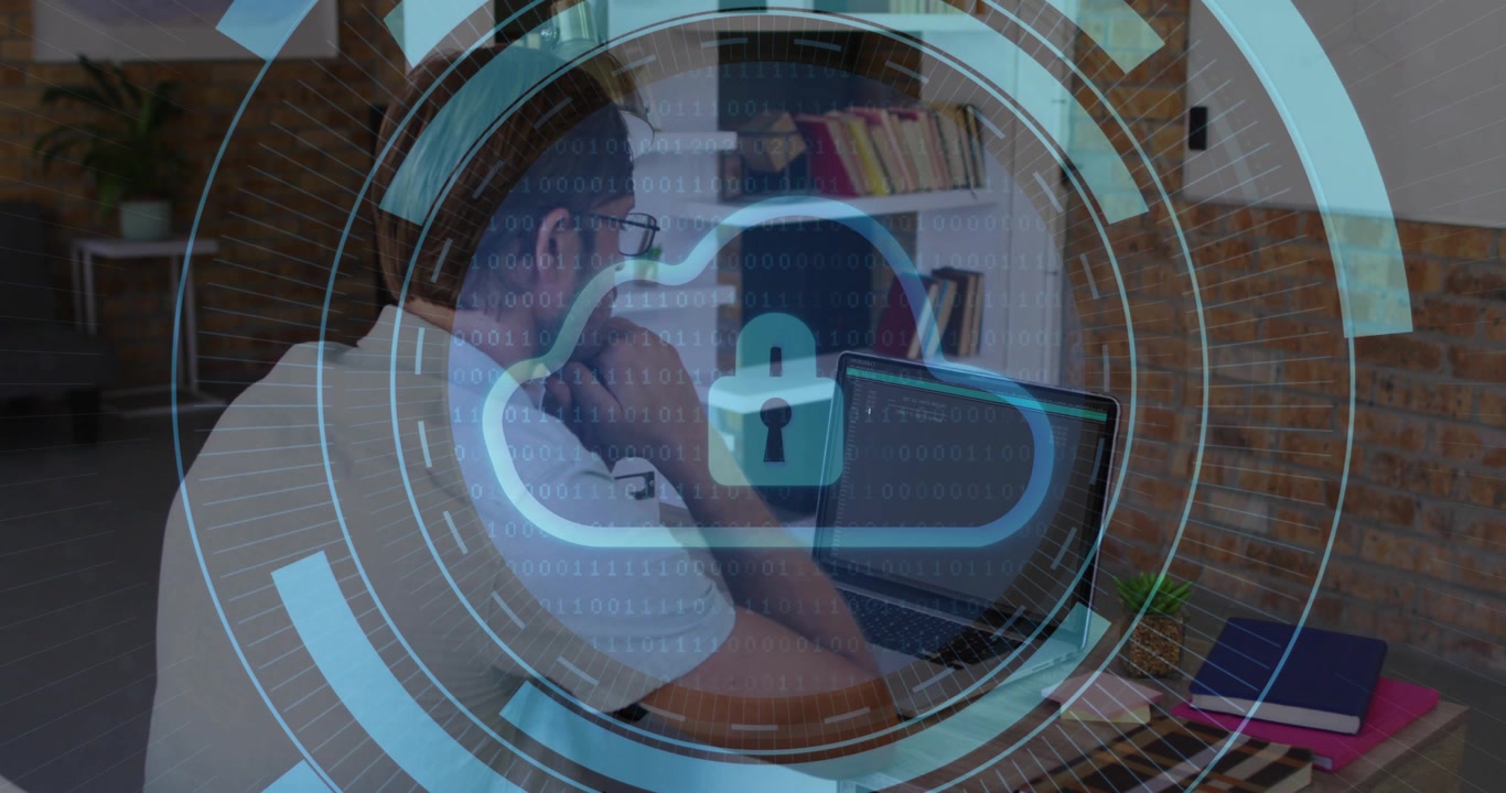 Hombre sentado en un escritorio observando un portátil, mientras elementos HUD aparecen, formando un "cloudlock" para la seguridad en la nube.