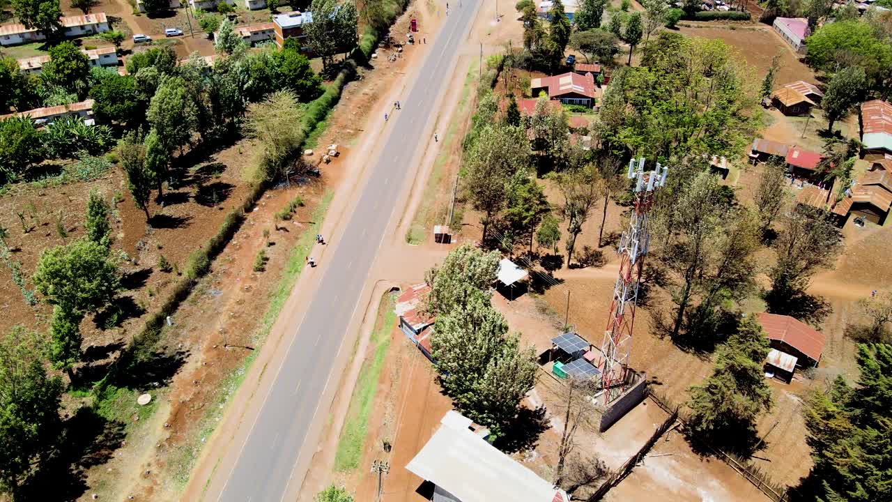 케냐의 시골 마을에서 킬리만자로가 배경입니다.