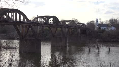 La-Ciudad-De-Wetumpka-Alabama-Con-Un-Bonito-Puente-Que-Cruza-El-Río-Coosa