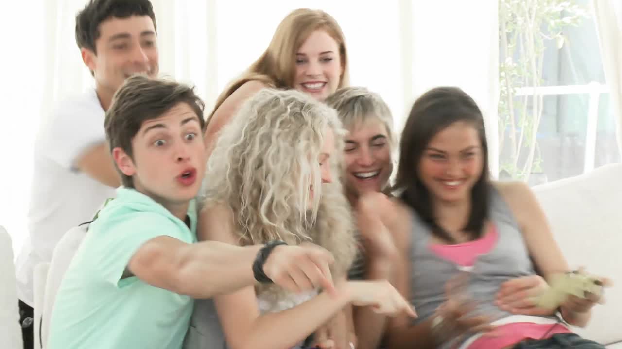 집 에서 비디오 게임 을 하는 십대 들 의 파노라마