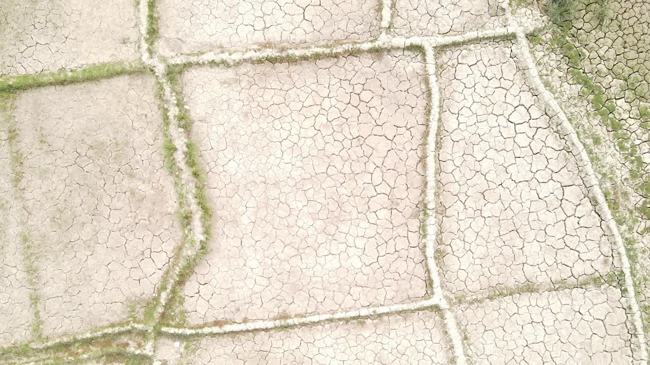 parcelas de tierra secas en el paisaje de bangladesh, tierra estéril, vista aérea de drones