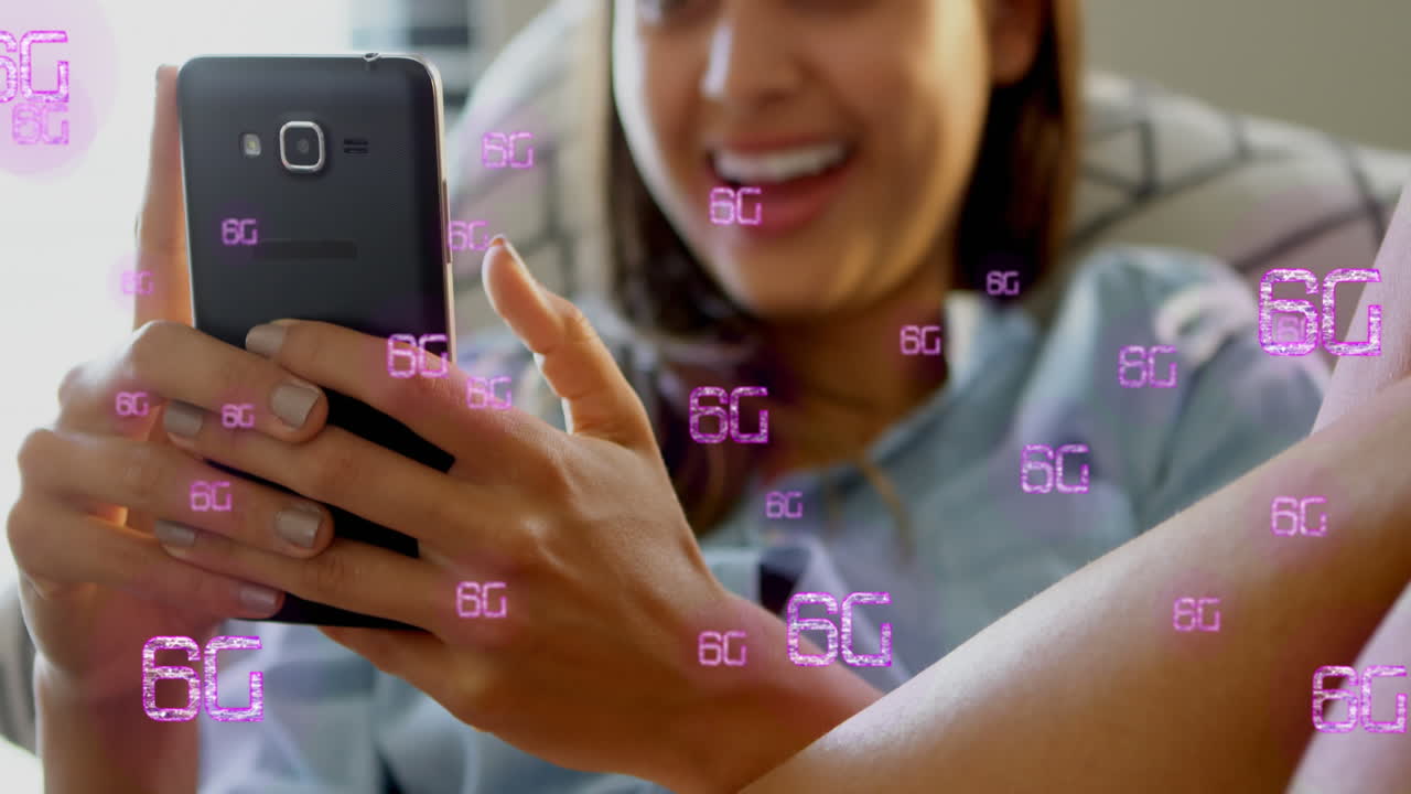 animación de textos de 6g sobre una mujer biracial usando un teléfono inteligente.