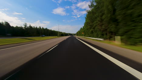 Zeitraffer-Aus-Einem-Auto,-Das-Durch-Eine-Landstraße-Und-Dann-Auf-Eine-Autobahn-Fährt