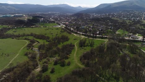 vista aérea de una ciudad montañosa