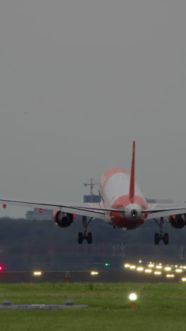 aterrizaje de un avión en un aeropuerto