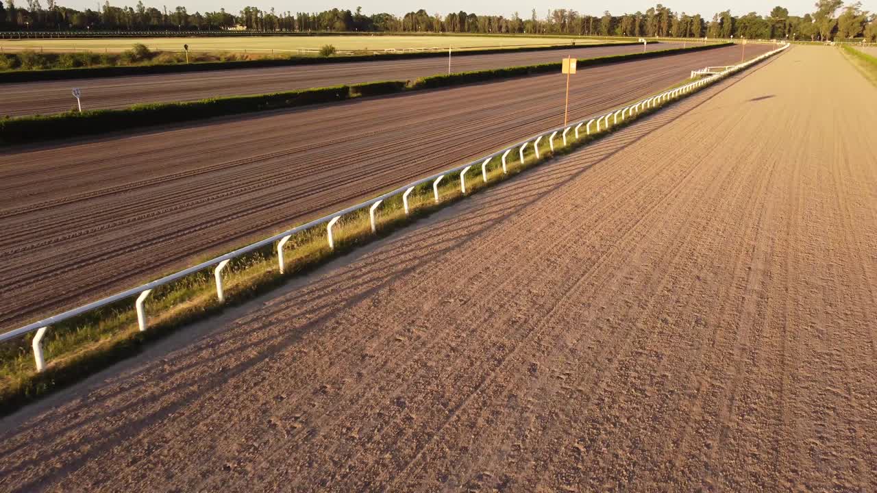 volando bajo sobre el gran hipódromo vacío de san isidro en buenos aires, argentina