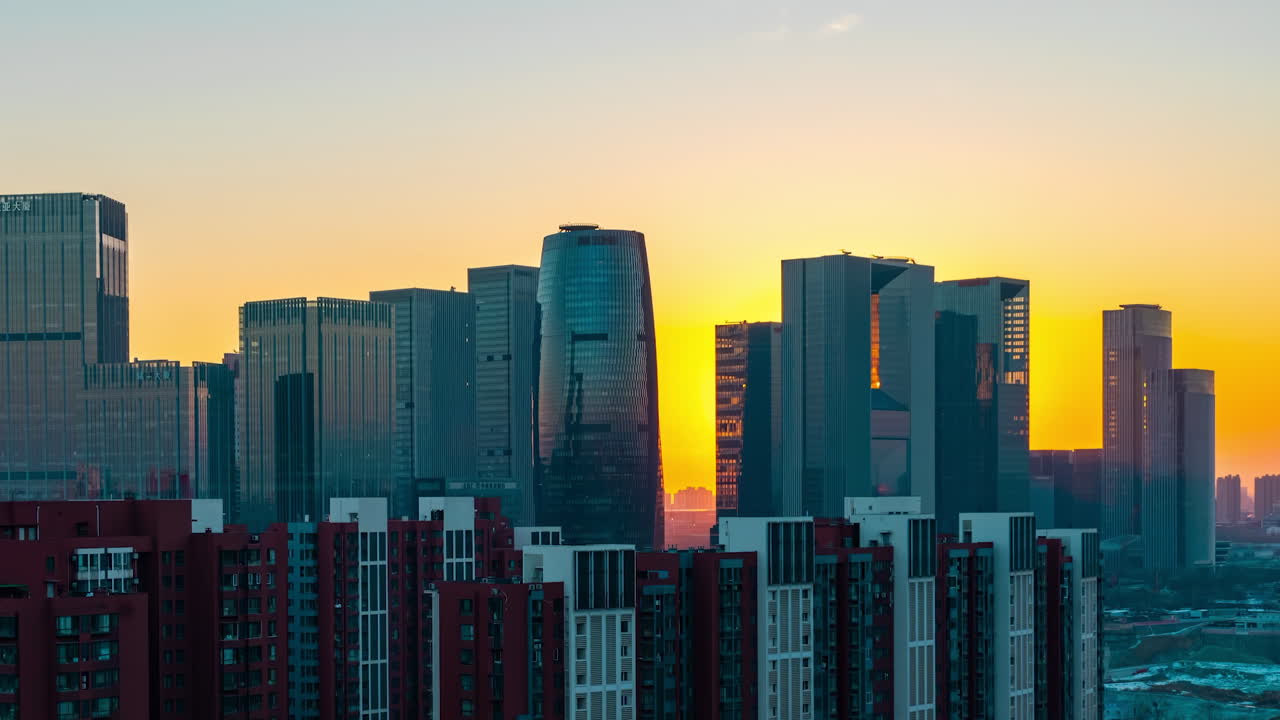 Horizonte naranja, silueta urbana, ciudad de lujo, punto de referencia, amanecer colorido detrás de edificios altos y rascacielos del centro con brillante iluminación del atardecer, moderno edificio de oficinas y concepto inmobiliario