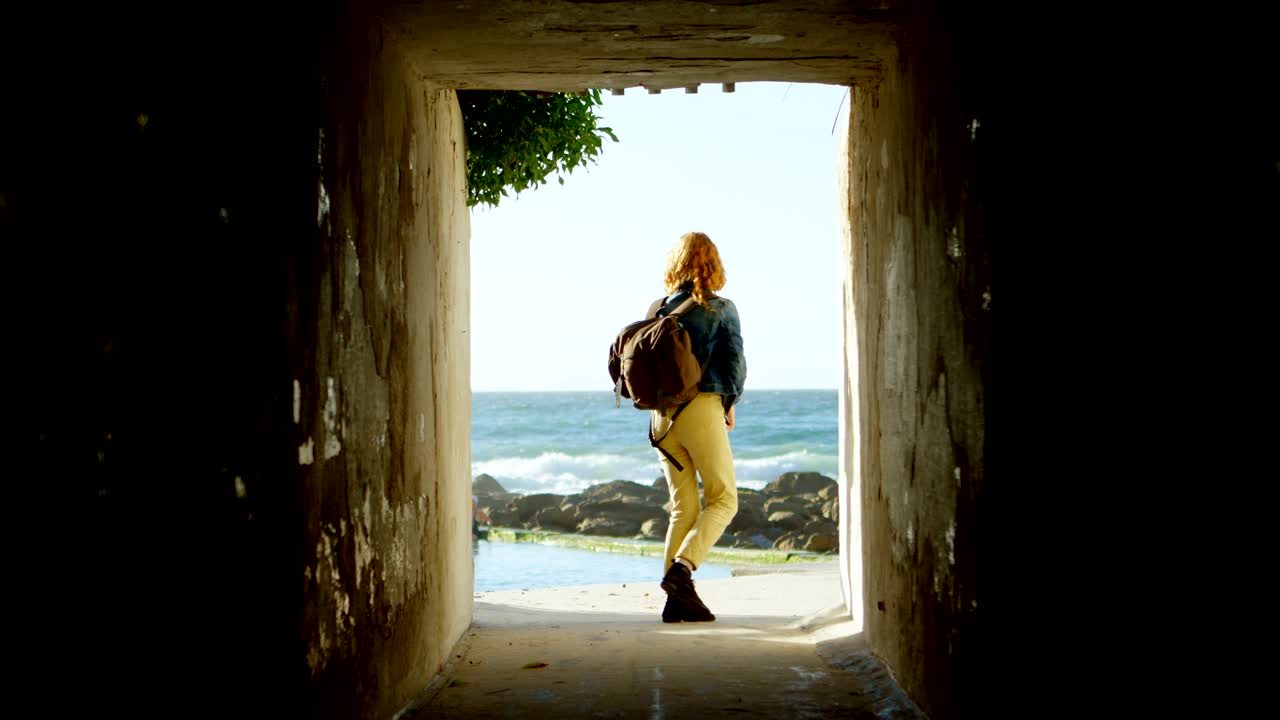 해변 4k에서 휴대 전화로 셀카를 찍는 여자