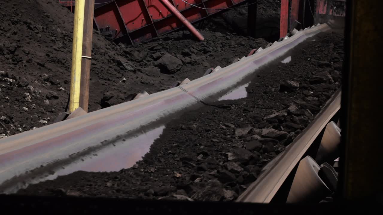 인도네시아 베라우 의 석탄 광산 에서 컨베이어 벨트 로 운반 되는 철광석