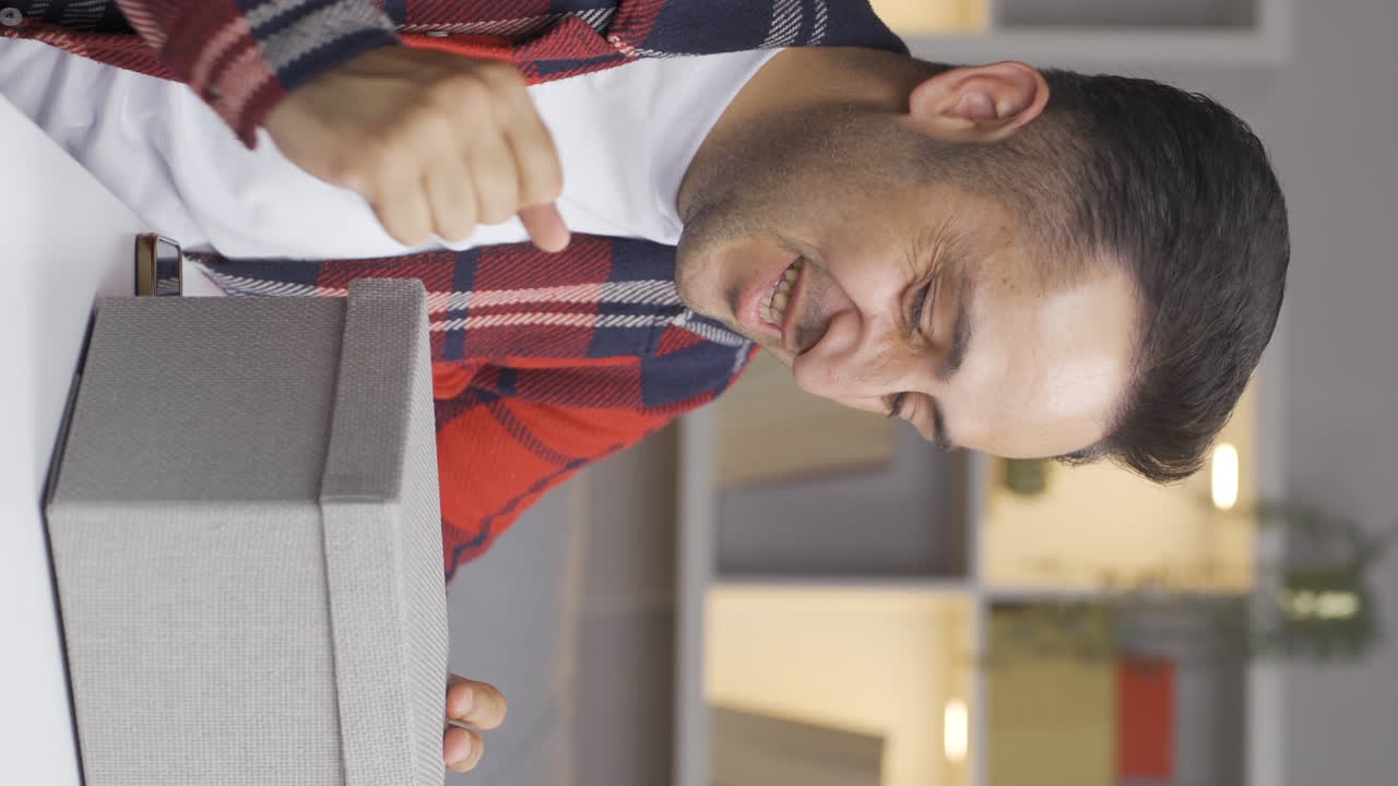 선물 상자를 가지고 누군가를 기다리는 남자의 수직 비디오.