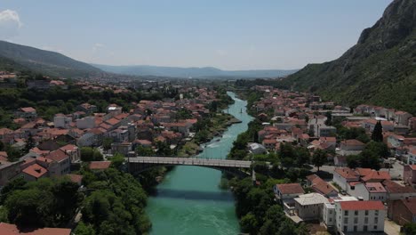 arquitectura otomana el puente de mostar fue construido sobre el río neretva en la ciudad bosnia de pocitelj.