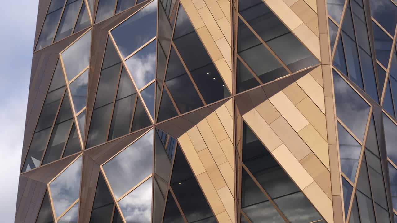 fachada arquitectónica moderna de un rascacielos