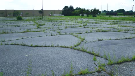 Verlassener-Parkplatz-Für-Geschlossenen-Laden