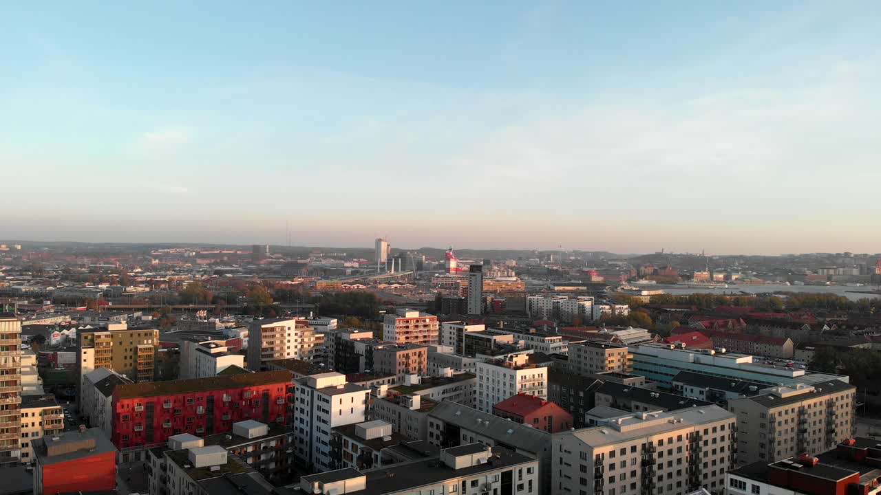 Stadtbild von Hisingen, Göteborg in Schweden, Drohnenansicht von oben, rückwärts fliegend