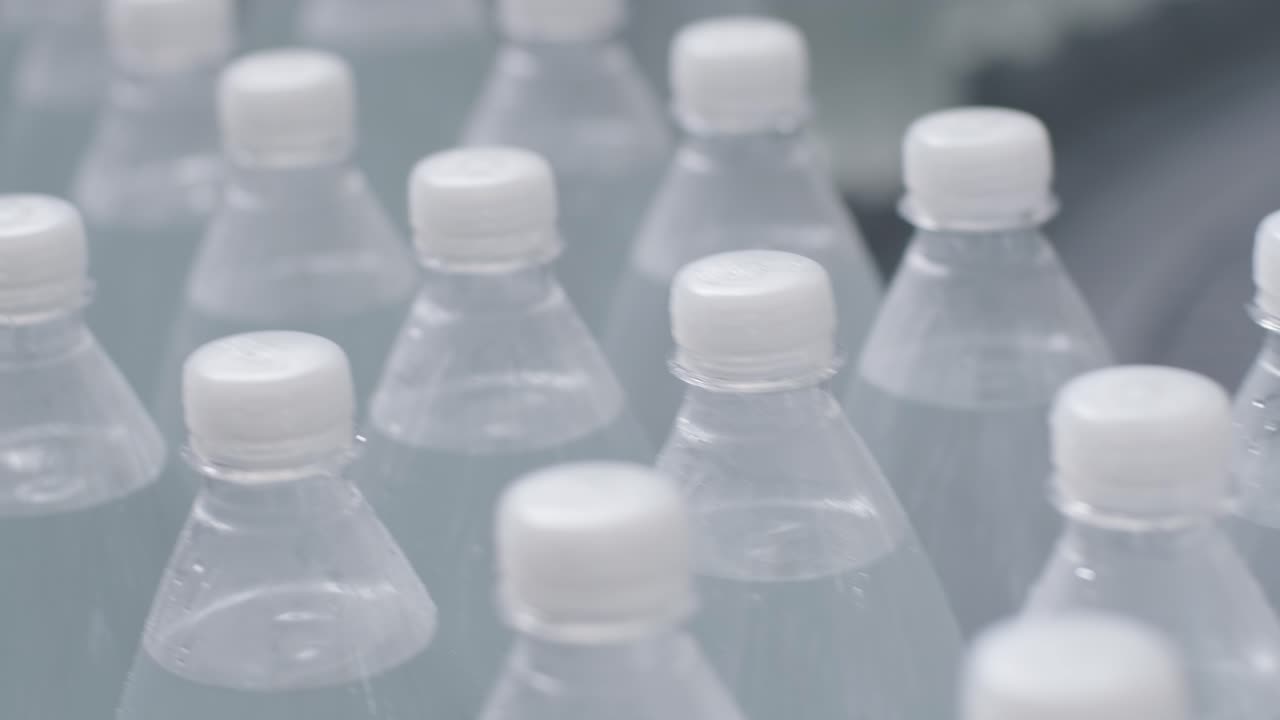 현대 음료 공장 에서 음료 물 병 을 담은 컨베이어 벨트