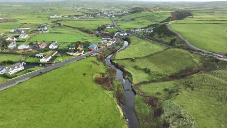 Drone-Volando-Río-Arriba-Sobre-La-Aldea-De-Doolin-Al-Oeste-De-Irlanda-En-El-Camino-Salvaje-Del-Atlántico