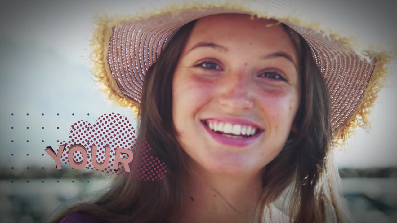 Giovane donna con cappello di paglia che sorride all'aperto
