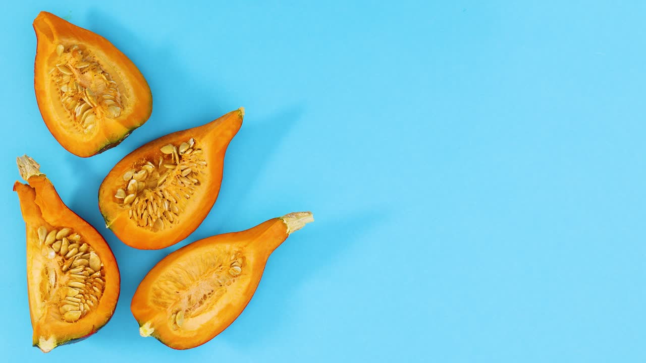 파란 테마의 왼쪽에 익은 호박의 조각이 나타납니다. 움직임을 멈추십시오.