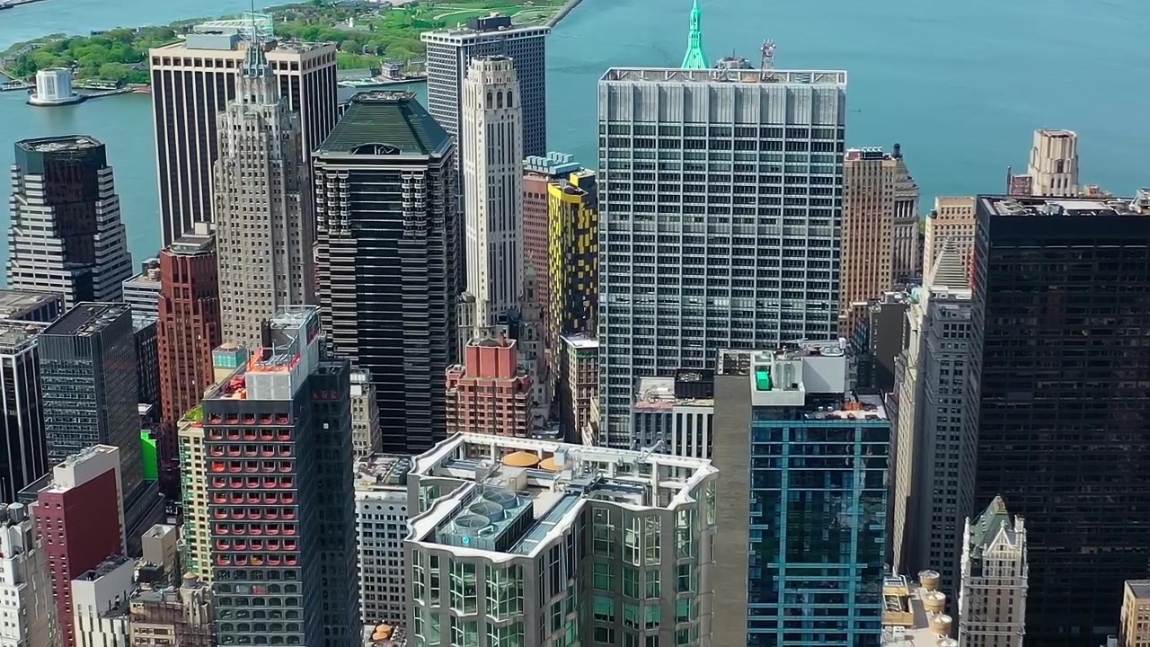 Vista de edificios en la ciudad de Nueva York con una parte superior verde frente al agua