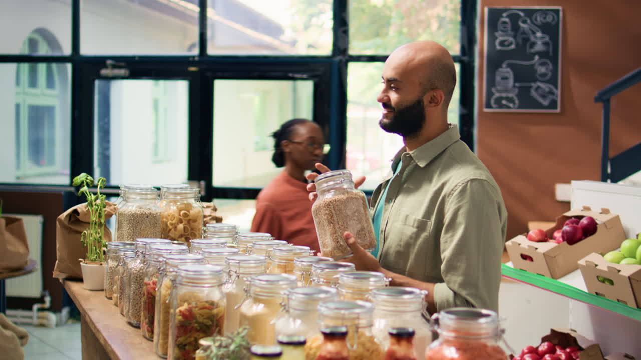 el agricultor local presenta verduras maduras