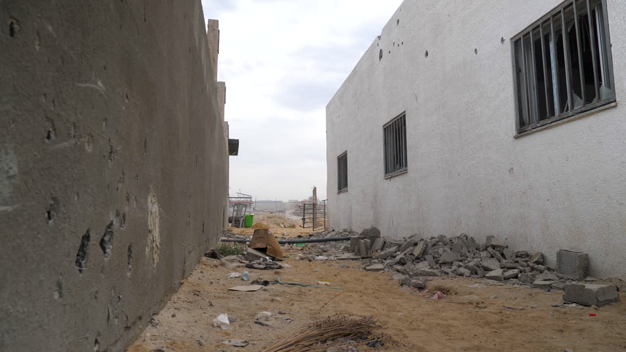 Muri di abitazioni danneggiati dopo una sparatoria, Guerra Israele-Hamas 2023